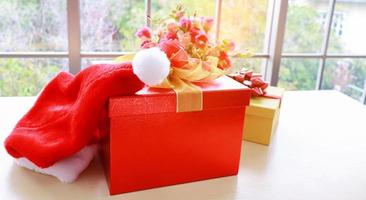 rote Weihnachtsgeschenkbox auf dem Tisch foto