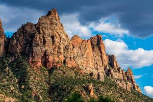 Die wunderschönen Berggipfel und Felsformationen in der Nähe des Eingangs des Zion-Nationalparks in Utah foto