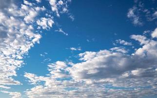 blauer Himmel mit hellem Wolkenhintergrund foto