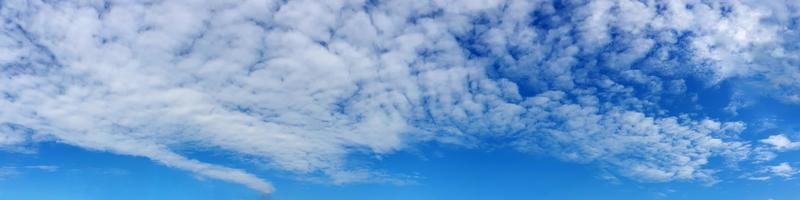 Panoramahimmel mit Wolke an einem sonnigen Tag. schöne Zirruswolke. foto