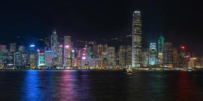 bunter Panoramablick auf die Skyline von Hongkong in der Nacht von Kowloon aus gesehen.