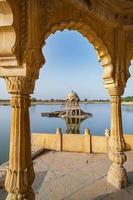 Gadisar See am Morgen bei Jaisalmer, Rajasthan, Indien.