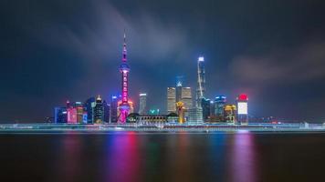 Pudong-Seite der Skyline der Stadt Shanghai, die durch den Huangpu-Fluss in der Dämmerungszeit schaut. foto