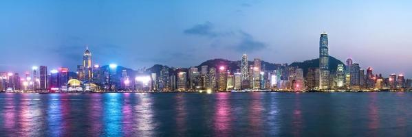Panoramablick auf die Skyline von Hongkong am Abend von Kowloon, Hongkong, China aus gesehen.