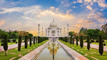 Taj Mahal Vorderansicht reflektiert auf dem Reflexionsbecken