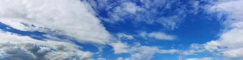 Panoramahimmel mit Wolke an einem sonnigen Tag foto