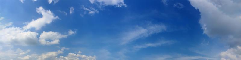 Panoramahimmel mit Wolke an einem sonnigen Tag foto