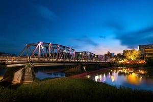die historische Eisenbrücke an der Skyline der Stadt Chiangmai.