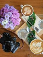 Draufsicht einer Tasse Kaffee mit Bohnen auf hölzernem Hintergrund. foto