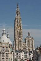Stadtbild und eine Kathedrale unserer Dame in Antwerpen-Belgien foto