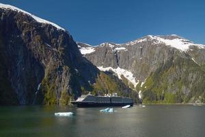 Kreuzfahrtschiff an Tracy Arm Fjorden in Alaska, USA