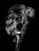 abstrakter Rauch von Inkan auf schwarzem Hintergrund. Sieh aus wie Teufelsgesicht.