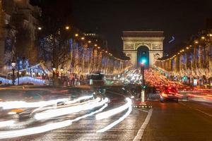 viel Verkehr bei Champs Elysees vor dem Arc de Triomphe foto