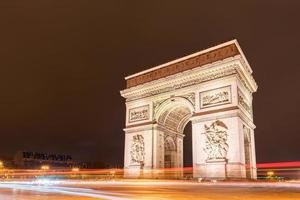 Lichtweg der Straße vor dem Arc de Triomphe. foto