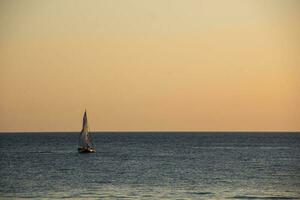 Segelyacht im Meer bei Sonnenuntergang. Schwarzes Meer. foto