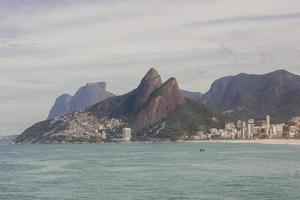 Zwei Bergbrüder, Gavea Stone und Beautiful Stone, Blick auf den Strand von Arpoador in Rio de Janeiro. foto