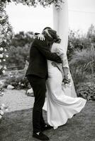 Hochzeit Zeremonie von das Jungvermählten im ein Land Hütte foto