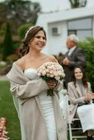 Hochzeit Zeremonie von das Jungvermählten im ein Land Hütte foto