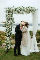 Hochzeit Zeremonie von das Jungvermählten im ein Land Hütte foto