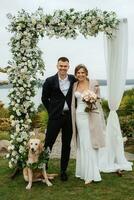 Hochzeit Zeremonie von das Jungvermählten im ein Land Hütte foto