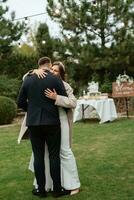 der erste Hochzeitstanz der Braut und des Bräutigams foto