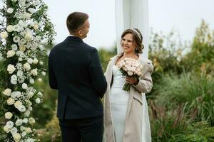 Hochzeit Zeremonie von das Jungvermählten im ein Land Hütte foto