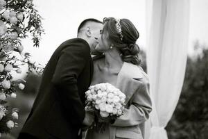 Hochzeit Zeremonie von das Jungvermählten im ein Land Hütte foto