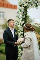 Hochzeit Zeremonie von das Jungvermählten im ein Land Hütte foto