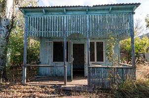 altes verlassenes hölzernes Dorfhaus in der Ukraine foto