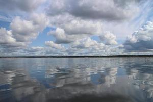 wunderschöne wolkige Landschaft foto