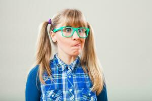 Porträt von ein seltsam komisch Frau mit Grün Brille foto