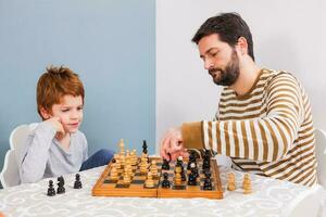 ein Mann spielen Schach mit ein Kind foto