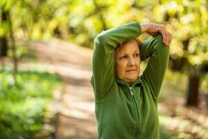 ein Senior Frau tun physisch Übungen foto