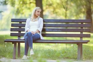 ein Frau im das Park foto