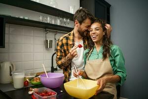 glücklich multiethnisch Paar Kochen zusammen foto