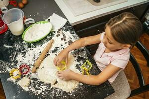 ein wenig Mädchen Herstellung Kekse foto