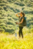 ein Frau Wandern foto