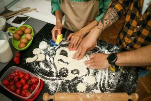 glücklich multiethnisch Paar Kochen zusammen foto