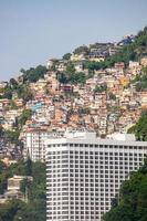 Vidigal Hill vom Strand von Leblon in Rio de Janeiro, Brasilien aus gesehen foto