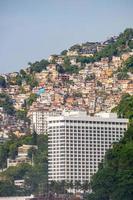 Vidigal Hill vom Strand von Leblon in Rio de Janeiro, Brasilien aus gesehen foto