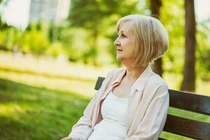 ein Senior Frau im das Park foto