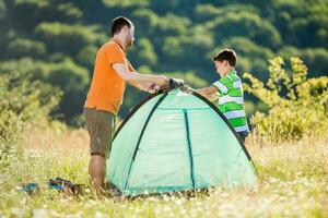 Vater und Sohn Camping foto