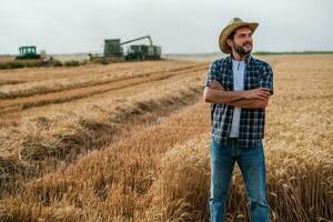 Porträt von Farmer während Ernte ist nehmen Platz foto