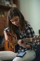 ein Teenager Mädchen spielen Gitarre foto