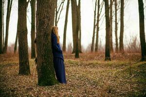 ein Frau im das Wald foto