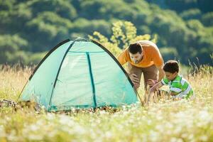 Vater und Sohn Camping foto