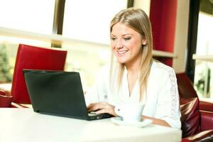 ein Frau mit ihr Laptop foto