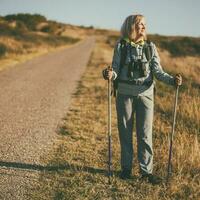 ein Senior Frau Wandern foto