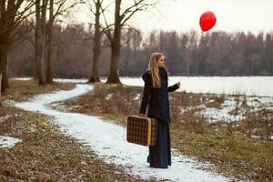 ein Frau mit ein Reise Tasche foto