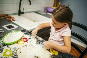 ein wenig Mädchen Herstellung Kekse foto